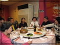 2010-12-18 下午 06-55-10邊吃邊開會.JPG